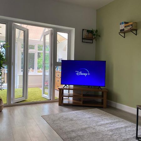 Accessible 3-Bedroom Bungalow With Patio +Driveway Саутгемптон Экстерьер фото